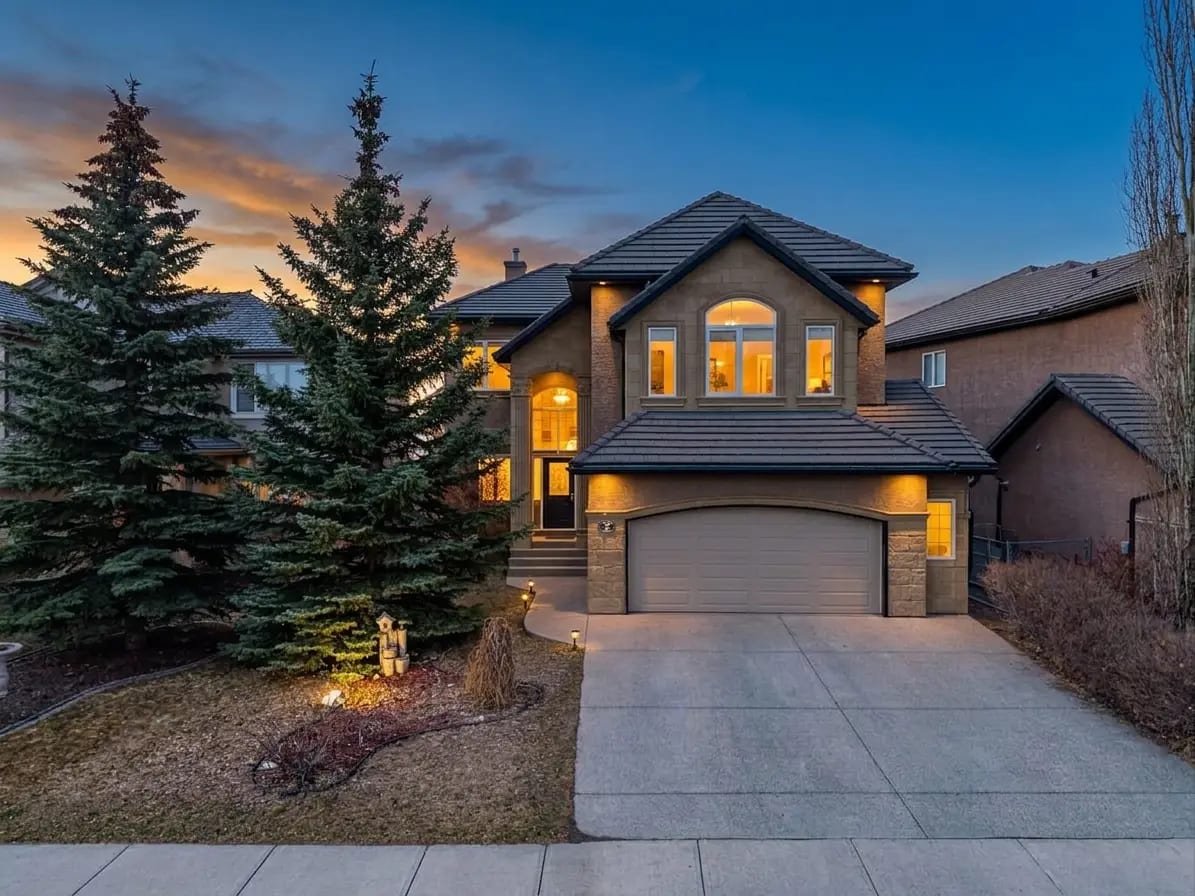 Twilight-photo-of-a-house-in-NW-Calgary-Photos-4-Real-Estate.webp